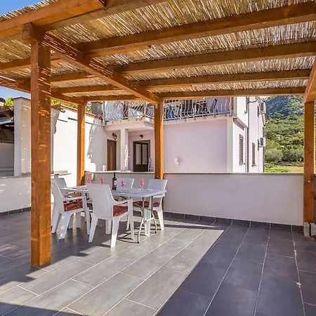 Cozy In With Swimming Pool アパート バスカ