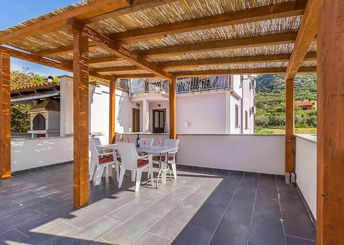 Cozy In With Swimming Pool Apartment Baška