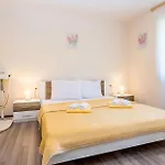 2 Bedroom Stunning In Apartament